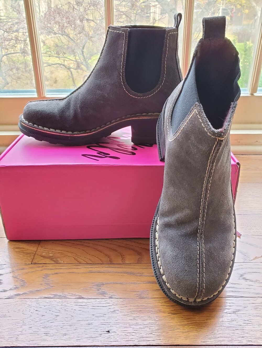 FLY LONDON TYGA Women’s Gray Suede Chelsea Boots - Classic Slip-On Ankle Boot